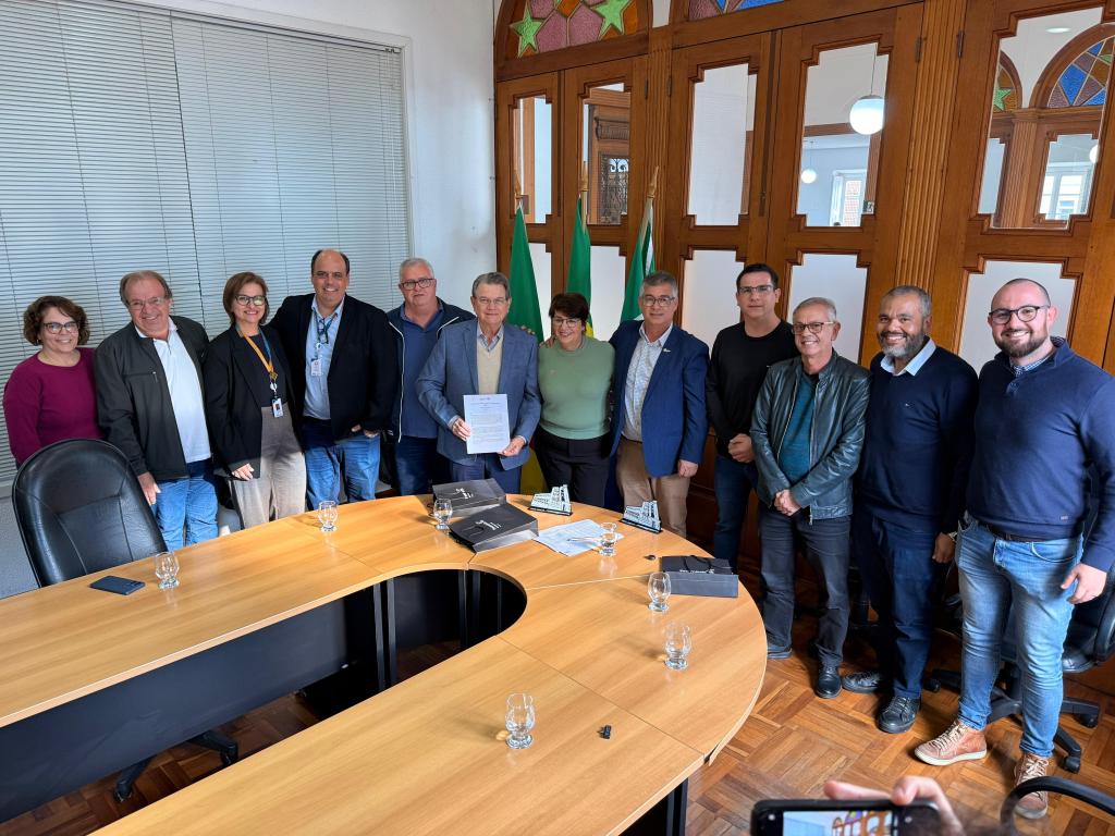 Prefeita sanciona lei que cede antigo prédio dos Correios ao Sesc em ato com presença do presidente do Fecomércio/RS