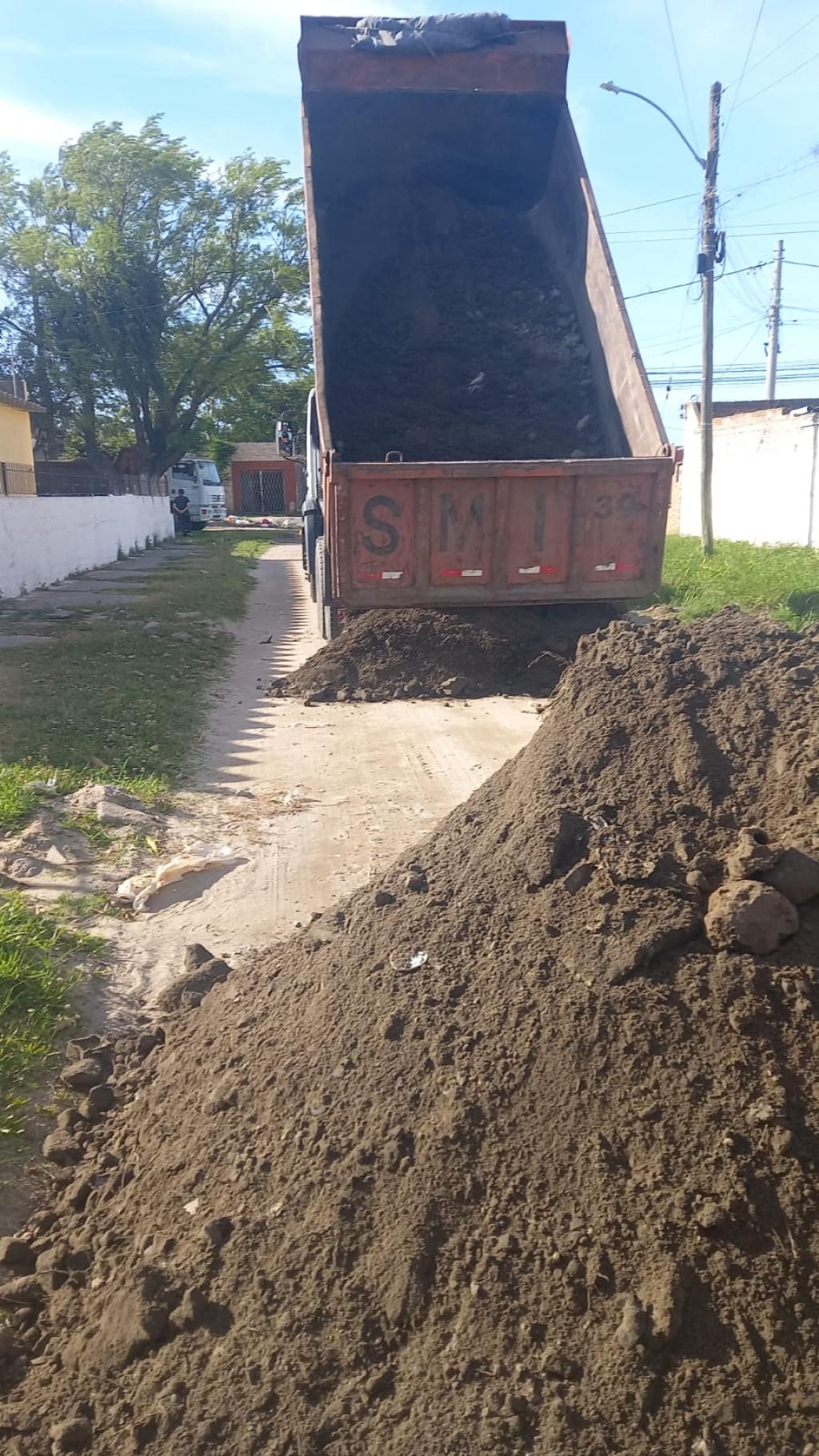 SMI realiza terraplanagem na Vila São Miguel e colocação de tampas de concreto em diversos pontos